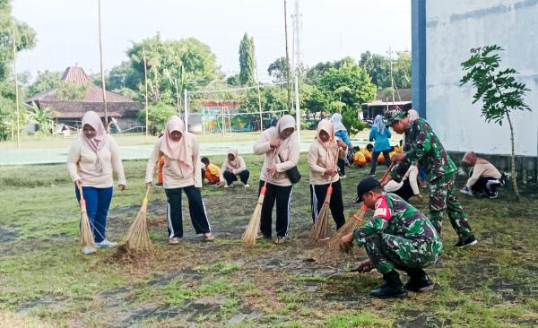Jajaran Babinsa Kodim Bojonegoro Karya Bakti Bersama Masyarakat