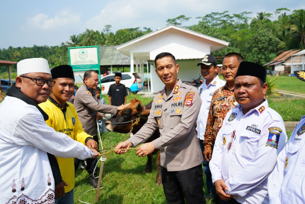 Fhoto : Kpolres Cilegon Menyerahkan Hewan Qurban Kepada Pondok Yatim Piatu Yayasan Hayy El Rahma 