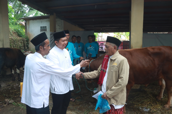 Fhoto  : Kapolres Kab.Sukabumi Menyerahkan Hewan Qurban 