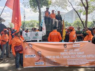 http://www.gardatipikornews.com/dua-unit-rumah-di-kampung-sindang-raja-desa-cicukang-ludes-di-lalap-sijago-merah