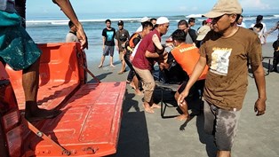 http://www.gardatipikornews.com/kapolda-sumsel-memberikan-satu-pin-emas-dan-piagam-penghargaan-kepada-23-orang-personil-polri-dan-pns