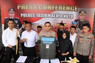 http://www.gardatipikornews.com/kapolres-tasikmalaya-kota-pimoin-press-conference-kasus-penganiayaan-disertai-pengancaman-dengan-menggunakan-senjata-tajam