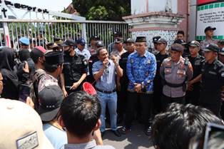 http://www.gardatipikornews.com/gubernur-apresiasi-sinergitas-tni-polri-dalam-pengamanan-operasi-ketupat-2023