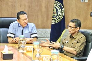 http://www.gardatipikornews.com/waooow-gerbong-kereta-sekarang-ada-dipinggir-jalan-yuk-simak-isinya