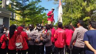 http://www.gardatipikornews.com/danrem-garuda-jaya-kapolda-babel-dan-parjurit-tni-polri-kompak-pada-acara-halal-bihalal