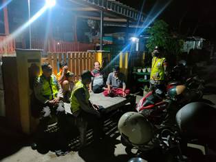 http://www.gardatipikornews.com/tiga-terduga-pelaku-tindak-pidana-narkotika-ditangkap-sat-res-narkoba-polres-loteng