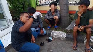 http://www.gardatipikornews.com/resmob-polres-loteng-ringkus-pelaku-begal-yang-kerap-beraksi-di-jalan-bypass-bil