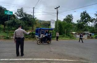 http://www.gardatipikornews.com/beri-rasa-aman-polsek-sukahaji-dan-polsubsektor-sindang-laksanakan-pengamanan-turnamen-bola-volly