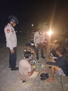http://www.gardatipikornews.com/polsek-kintom-laksanakan-pengamanan-halal-bihalal-anggota-f-demokrat-dpr-ri-anwar-hafid