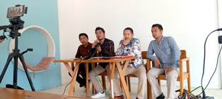 http://www.gardatipikornews.com/polisi-bubarkan-pemuda-asik-konsumsi-miras-di-pinggir-jalan-raya