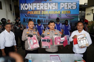 http://www.gardatipikornews.com/pemdes-sukakarnya-diduga-dana-desa-di-jadikan-kong-kalingkong-oknum-kades