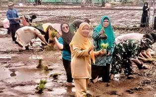 http://www.gardatipikornews.com/keluarga-besar-daeng-bandu-watunggu-gelar-aksi-unjuk-rasa-di-kantor-bupati-konawe-selatan