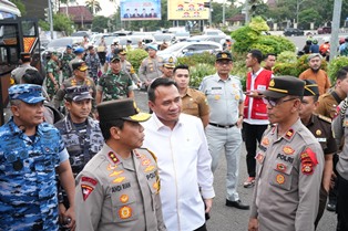 http://www.gardatipikornews.com/pastikan-perayaan-natal-berlangsung-lancar-wamendagri-bima-arya-tinjau-sejumlah-gereja-di-bandung