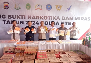 http://www.gardatipikornews.com/corak-sultra-resmi-melakukan-unras-dan-melaporkan-pt-wmb-ke-kejati-sultra-dan-dprd-sultra-atas-dugaan-jual-beli-dokumen