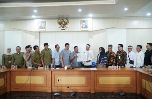 http://www.gardatipikornews.com/pohon-tumbang-timpah-rumah-warga-hegarmanah-kecamatan-sagaranten