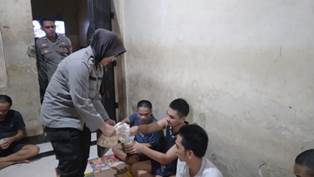 http://www.gardatipikornews.com/lsm-maung-dairi-raya-mendesak-kadis-pendidikan-menindak-tegas-oknum-guru-agama-yang-bertugas-di-sd-uptd-wil-iv-nmr-043-mandailing-natal