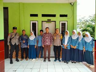 http://www.gardatipikornews.com/hati-hati-penipuan-beredar-no-palsu-mengatasnamakan-camat-sagaranten-meminta-no-rekening