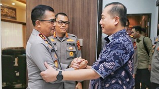 http://www.gardatipikornews.com/kapolda-sumsel-bersama-pangdam-ii-sriwijaya-dan-pj-gubernur-sumsel-danrem-044-gapo-opd-pemprop-sumsel-menjemput-menteri-koordinator-pangan-beserta-rombongan-di-vvip-bandara-smb-ii-palembang