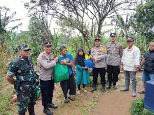 http://www.gardatipikornews.com/ribuan-guru-honorer-r3-bersatu-kabupaten-sukabumi-gerudug-dprd-kabupaten-sukabumi-mempertanyakan-nasib-r3-honorer