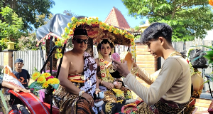 http://www.gardatipikornews.com/warnai-sedekah-bumi-dan-haul-waliqoryah-kini-ngreksa-adab