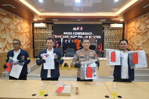 http://www.gardatipikornews.com/polda-banten-tetapkan-2-tersangka-baru-dalam-kasus-pemerasan-proyek-pt-chandra-asri
