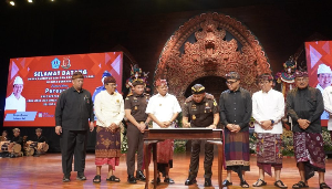 http://www.gardatipikornews.com/iringiringan-siswa-siswi-sekolah-mdta-yang-di-iringi-drumband-memadati-ruas-jalan-diuga-tidak-mengindahkan-surat-edaran-keemenag-kabupaten-sukabumi