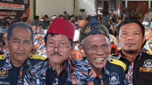 http://www.gardatipikornews.com/kejaksaan-agung-diminta-turun-tangan-dan-bentuk-tim-khusus-dalam-kasua-ninawati-terdakwa-kasus-penipuan-13-miliar