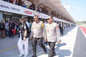 http://www.gardatipikornews.com/polres-tanggamus-dan-forkopimda-beri-kejutan-hut-tni-ke80-di-kodim-0424
