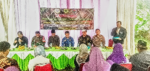 http://www.gardatipikornews.com/diiringi-rinai-gerimis-pemdes-cibeuteung-muara-salurkan-bantuan-pangan-dan-minyak-goreng-berjalan-kondusif