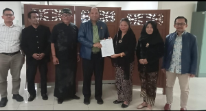 http://www.gardatipikornews.com/kades-cibeuteung-muara-h-asep-suhendar-ziarah-ke-makam-tembok-ds-babakan-tempat-pahlawan-h-usa-bersemayam-bersama-forkopimcam-ciseeng