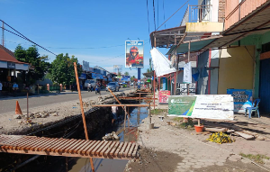http://www.gardatipikornews.com/ribuan-massa-rt-dan-rw-dorong-dprd-tempuh-jalur-angket-terhadap-wali-kota-sukabumi