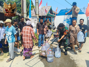 http://www.gardatipikornews.com/kawal-bantuan-air-bersih-untuk-warga-kades-gunung-kaler-apresiasi-kepedulian-kjni
