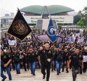 http://www.gardatipikornews.com/ketua-dpw-rajawali-jatim-jatmiko-korupsi-musuh-bersama-dan-nasib-wartawan-lsm-serta-pekerja-sosial-jangan-diabaikan