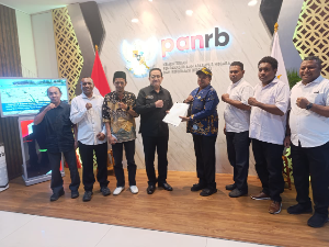 http://www.gardatipikornews.com/helikopter-dauphin-polri-terbang-ke-laut-kalimantan-kombes-agus-herli-pimpin-misi-evakuasi-korban-km-virgo