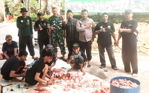 Panitia Qurban Suwandi bersama anggota panitia lainnya, Ketua DKM Isbahudin, Kadus Robi, Ketua Rt/Rw,  Babinmas Hera, Babinsa Gatot DP, Pol. PP