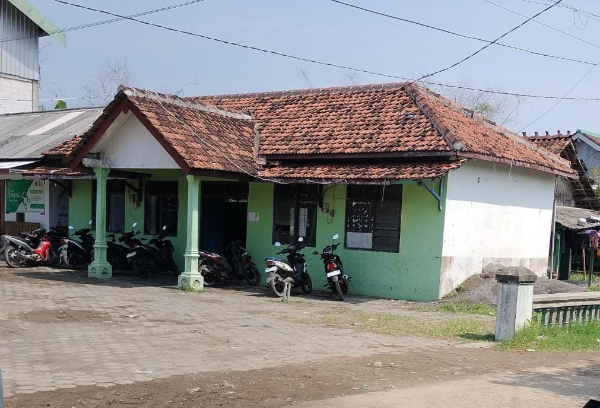 Keterangan Foto : Inilah kondisi Kantor Desa Wonoagung. Sejak viral kasus asusila yang diduga dilakukan oknum Kades, papan nama kantor desa Wonoagung diduga hilang.