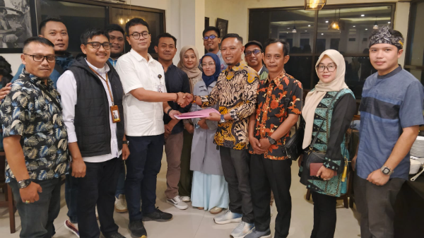 Fhoto  : Bersama Dengan Staf Kepresidenan Bidang Pendidikan dan kebudayaan dengan DPD AHN Kab.Sukabumi 