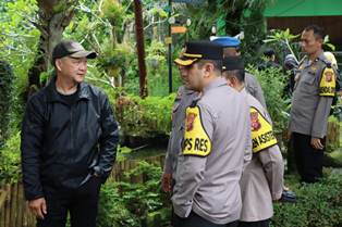 https://www.gardatipikornews.com/kapolres-sampang-dampingi-pangdam-v-brawijaya-bantu-korban-banjir-di-kawasan-sampang-kota
