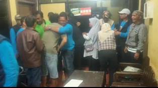 https://www.gardatipikornews.com/tiga-pilar-desa-ciheulangtonggoh-siap-turun-selesaikan-keributan-antar-warga-vs-bank-keliling-yang-sempat-adu-jotos