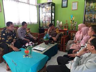 https://www.gardatipikornews.com/bentuk-karakter-siswa-berakhlak-baik-koramil-gandusari-gelar-program-babinsa-masuk-sekolah