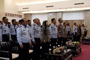 https://www.gardatipikornews.com/bhabinkamtibmas-bersama-babinsa-dan-warga-lakukan-kerja-bhakti-pencegahan-banjir