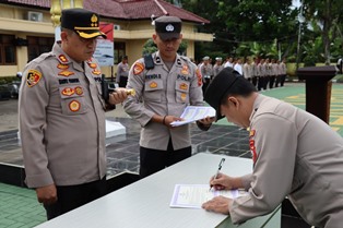 https://www.gardatipikornews.com/wakil-bupati-dan-ketua-dprd-kabupaten-sukabumi-mengahadiri-pelantikan-panitia-pemungutan-suara-se-kabupaten-sukabumi