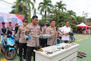 https://www.gardatipikornews.com/kades-h-subarta-bersama-warga-dan-jajaran-staf-desa-bersihkan-aliran-sungai-yang-tersumbat-karena-lumpur-dan-rumput-liar-2