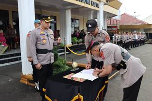 https://www.gardatipikornews.com/didampingi-istri-11-personel-polri-polres-sukabumi-kota-ikuti-wisuda-purnabakti