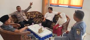 https://www.gardatipikornews.com/kunjungan-kerja-di-polres-kupang-kapolda-ntt-dan-ketua-bhayangkari-daerah-dikenakan-pakaian-adat-khas-amarasi-2