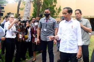 https://www.gardatipikornews.com/polsek-cibeureum-kota-sukabumi-evakuasi-jenazah-bayi-yang-ditemukan-warga-di-pinggiran-sungai