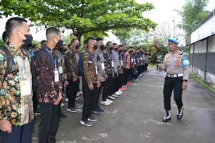 https://www.gardatipikornews.com/kepala-desa-iwul-kecamatan-parung-nasim-setiawan-se-mm-simbolis-serahkan-bantuan-cadangan-pangan-pada-warganya