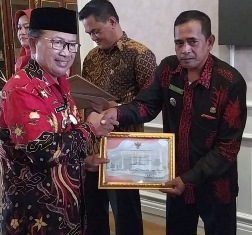 https://www.gardatipikornews.com/dana-pokir-anggota-dprd-komis-b-kabupaten-mimika-mery-pungutan-salurkan-pakan-ternak-550-karung-pakan-ternak