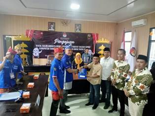 https://www.gardatipikornews.com/yasir-se-bacaleg-dari-partai-lambang-matahari-pan-kabupaten-tanggamus-resmi-daftarkan-diri-sebagai-bacaleg-di-kpu-tanggamus