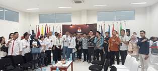 https://www.gardatipikornews.com/patut-di-contoh-kinerja-kepala-desa-mekarwangi-patut-di-angkat-jempol